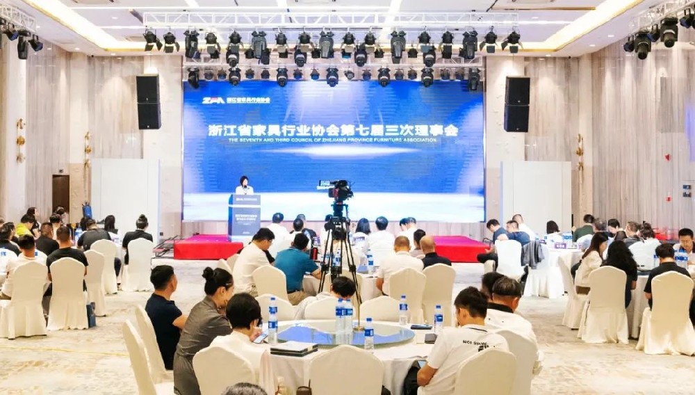 笃行致远|华体会官方注册-华体会（中国）荣获浙江省家具行业协会“先进会员企业”称号